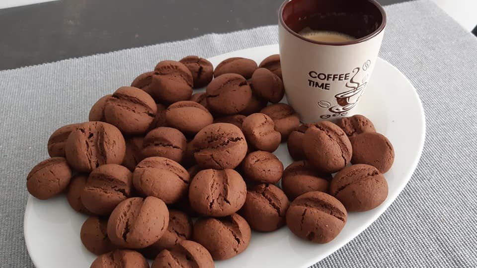 Fursecuri in Formă de Boabe de Cafea: O Rețetă Rapidă pentru Iubitorii de Cafea și Dulciuri