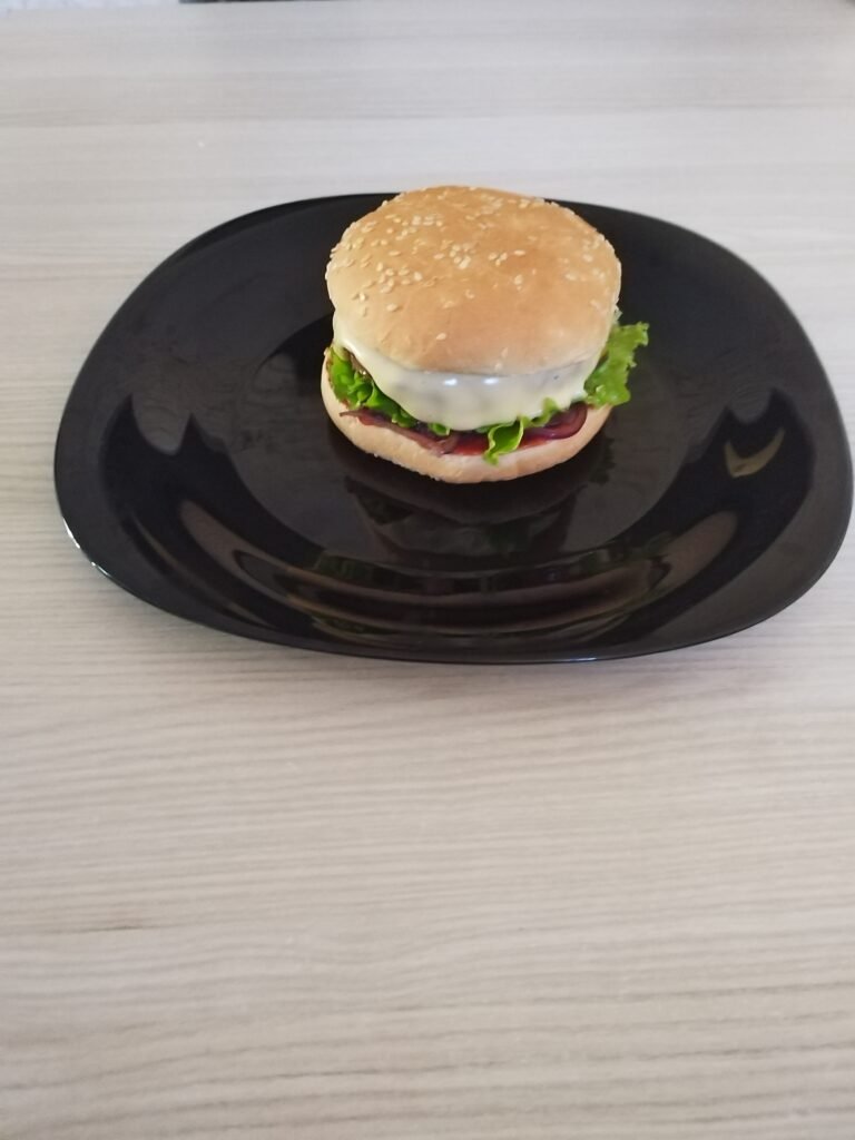 Reteta Rapida Burger de vita cu ceapa caramelizata si sos chedar