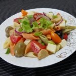 Salată de Pui cu Legume – Perfectă pentru Orice Ocazie