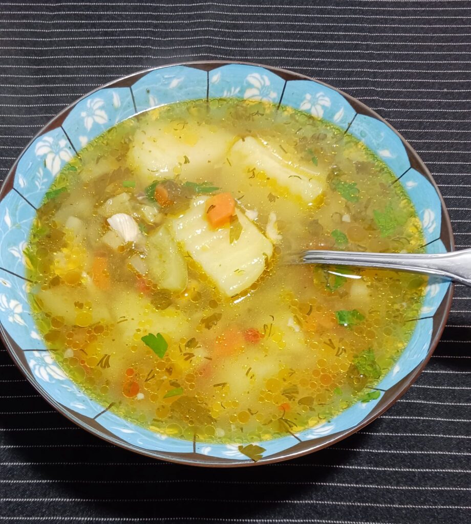 Supa de Cartofi cu Legume și Pui: O Rețetă Reconfortantă și Nutritivă