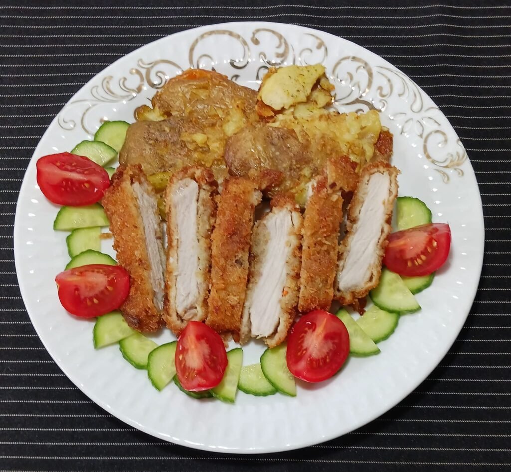 Rețetă de Cartofi Zdrobiți la Cuptor cu Șnițel de Porc în Crustă Panko și Salată